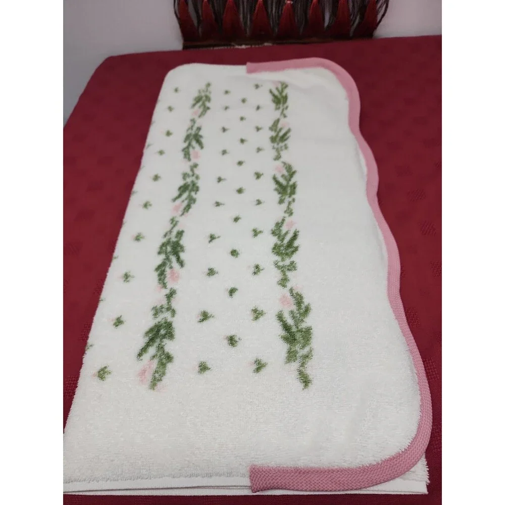 Vintage Laura Ashley By J.P. Stevens Bath Towel Floral Motif Pink Scalloped Edge